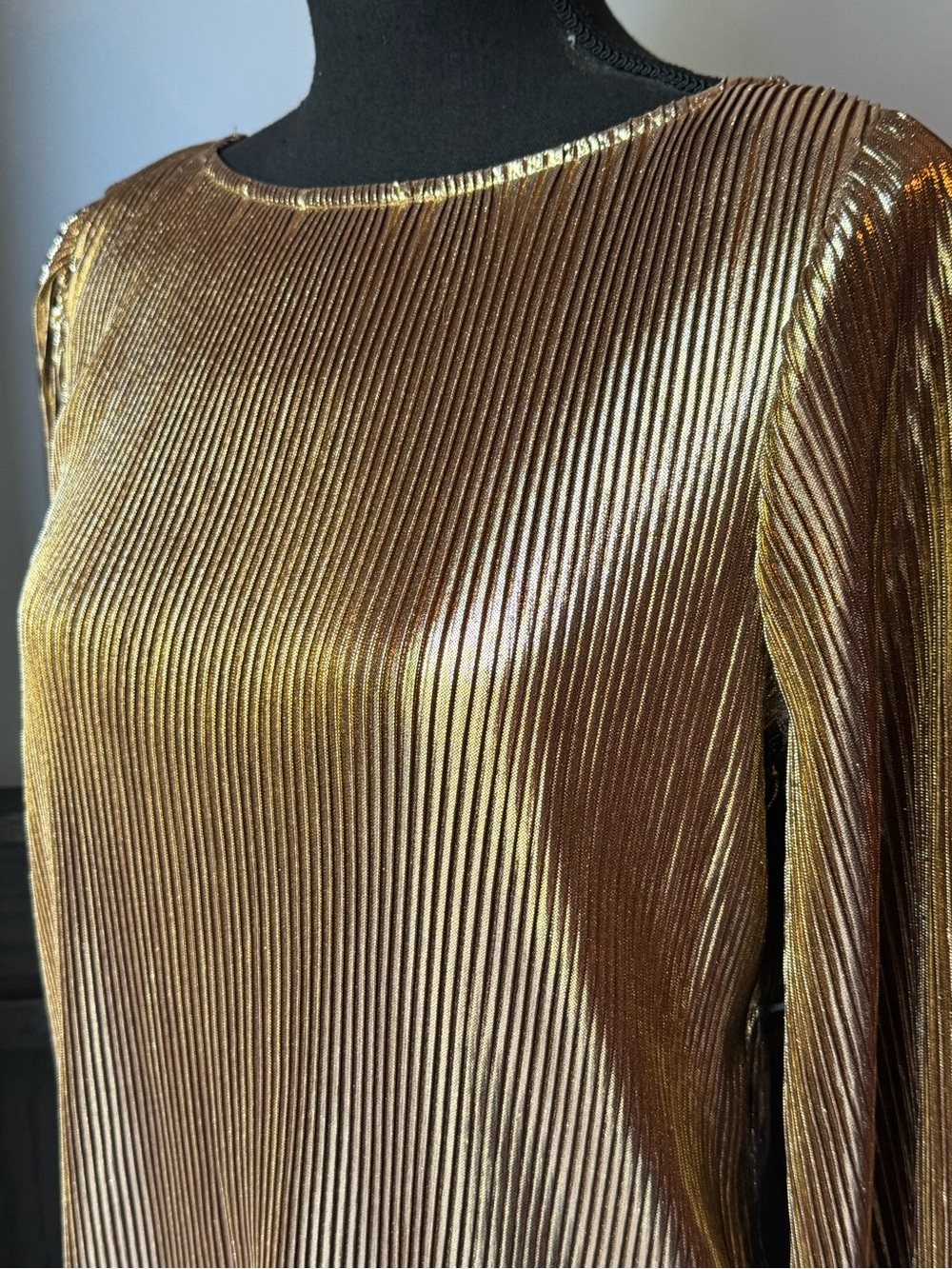 Jennifer Lopez Metallic Gold Pleated Long-Sleeve Top NWT medium - Picture 2 of 7